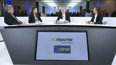 从左至右：人权无国界（HRWF）威利・福泰（Willy Fautre）、莉娅・普莱克斯茨（Lea Perekrests）；欧盟资深记者吉姆・吉本斯（Jim Gibbons）；欧洲议会政治顾问苏莎・安娜・富兰茨博士（Dr Zsuzsa Anna Ferenczy）【图片来自eureporter online】