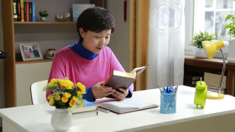 姊妹在灵修看神话