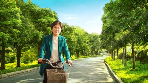 她不再与人争名夺利了