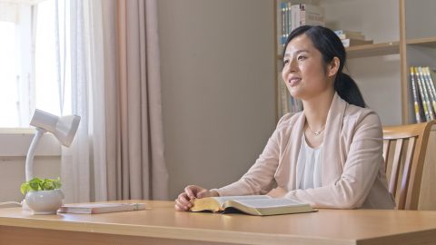 看到姊妹们有说有笑，我却怎么也高兴不起来。