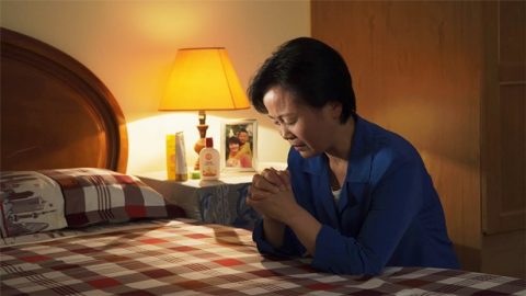 姊妹在哭着祷告