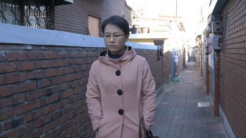 一个姊妹走在路上