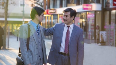 两个人在户外对话