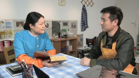 担心妻子被抓　拦阻她信神