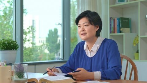 姊妹在做灵修笔记