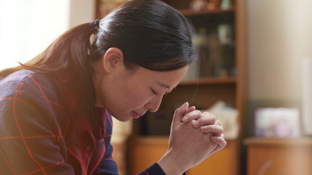 一個姊妹在禱告