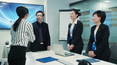 姊妹应聘工作成功与老板握手