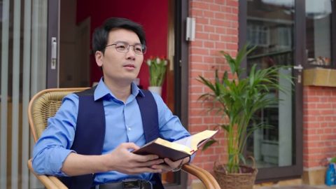 弟兄在揣摩神话