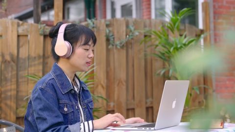 姊妹在电脑上看神话