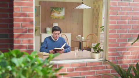 弟兄坐在窗前读神话