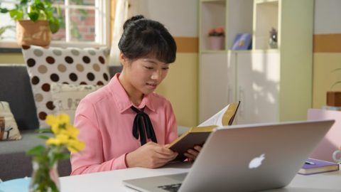 坐在电脑前看神话