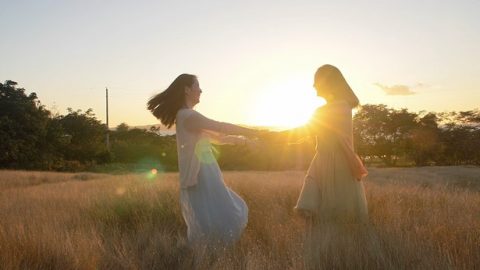 两个女孩很开心