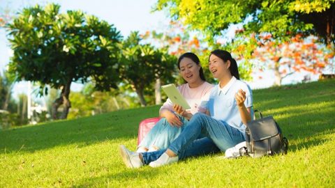 两个姊妹在唱歌