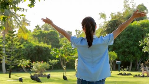 姊妹在呼吸新鲜空气