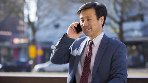 弟兄打电话很开心