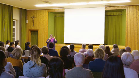 天主教Odenwald-Tauber教区妇女事工负责人Regina Köhler女士为纪录片作介绍