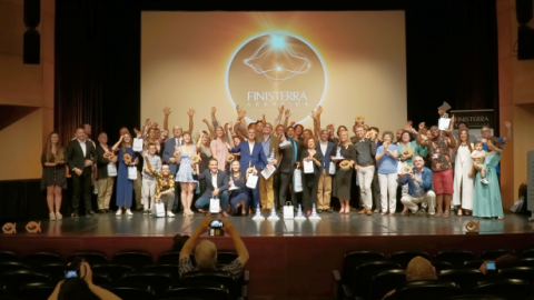 电影节获奖者与评审团合影