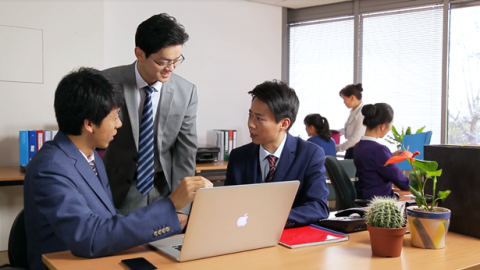 三个人一起商量工作