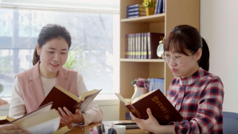 几个姊妹在聚会