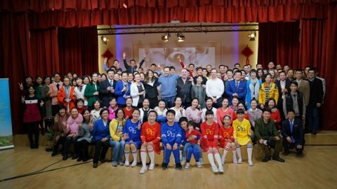 全能神教會基督徒與友人同相聚